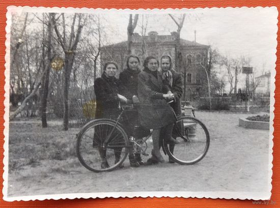Фото школьниц с велосипедом. Казань. 1952 г. 8х11 см