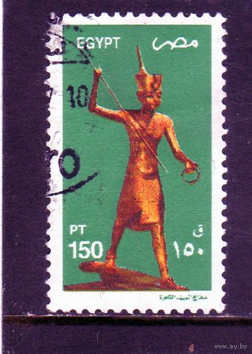 Египет.Ми-2090.Позолоченная деревянная статуэтка Тутанхамона.2002.