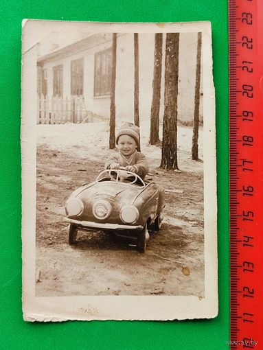 Фотография, мальчик в детском автомобиле.