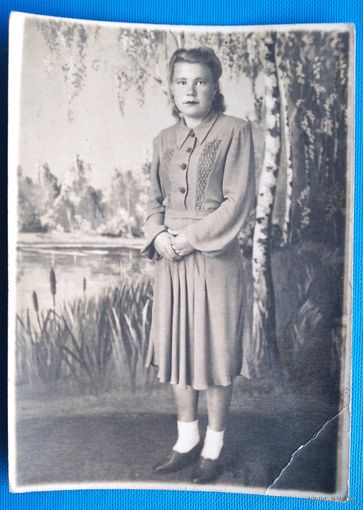 Фото женщины в фотостудии. 1950-е г. 8х11 см