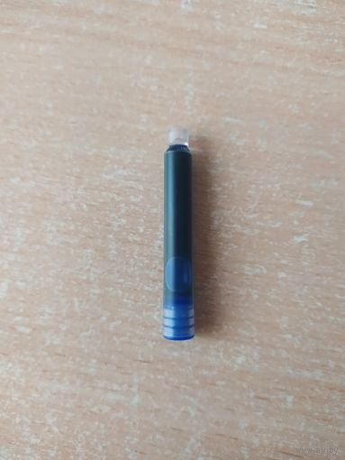 Картридж для перьевой ручки с синими чернилами.