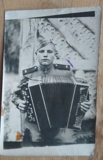 Фото солдата с баяном. 6х9 см