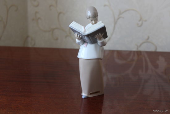 Статуэтка фарфор LLADRO мальчик с книгой