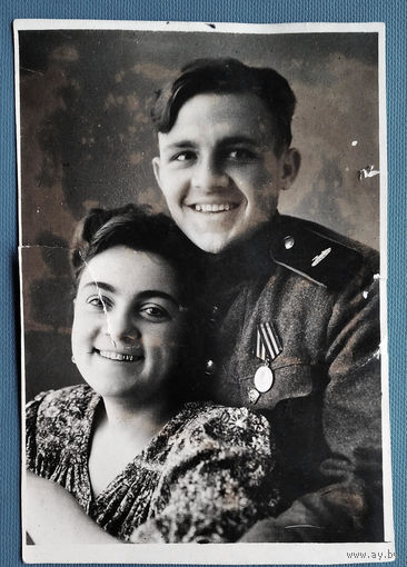 Фото солдата с медалью и девушкой. 7х11 см.