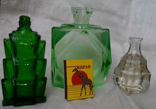 Три старинные фигурные бутылочки от парфюма: зелёная, салатовая и белая. Клеймо. Начало прошлого века.