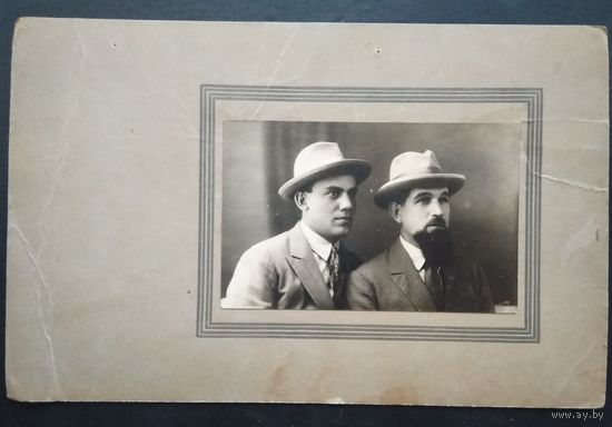 Фото двух мужчин. 1928 г. 9х14 см. На паспарту.