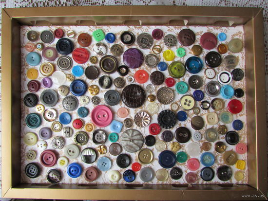 Коллекция из 150 разнообразных пуговиц с проколами, без повторов