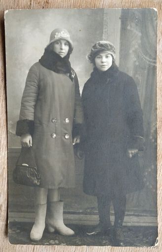 Фото двух женщин. 1930 г. 9х13 см