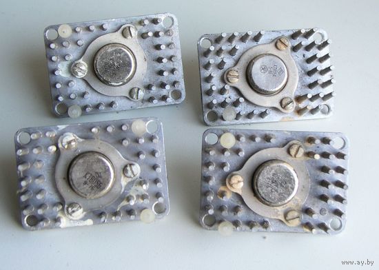 Транзисторы КТ805Б , КТ805А б/у на радиаторах 4 шт. цена за все