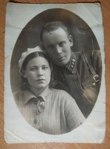 Фото лейтенанта с женщиной. 1942 г. 9х12 см.