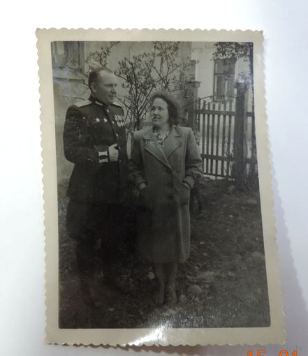 Фото ветерана войны с женой 40-50-е годы. СССР. Размер 8.5-11.5 см.