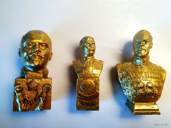 Бюсты: Ленин, Сталин, Жуков.
