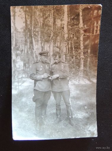 Фото "Офицеры", май 1945 г., г. Цоссен, Штамлагерь (слева колодка квадра)