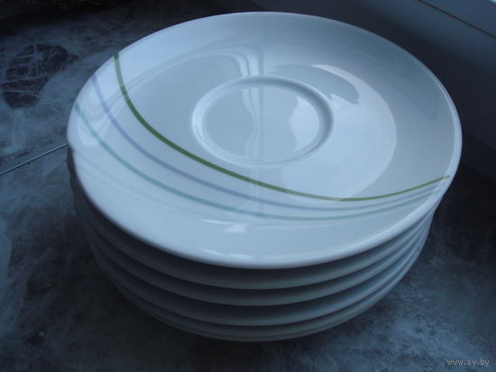 Австрийский фарфор бренда "Lilien" - Шесть тарелок диаметром 18см с нежным цветочным рисунком.