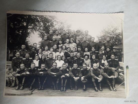 Групповое фото военнослужащих и членов их семей. (Авиационная часть, до 1955 года)