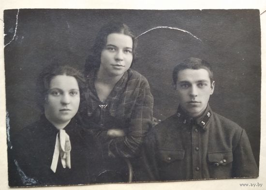 Фото двух девушек с курсантом (?). 1930 г. 8х12 см.