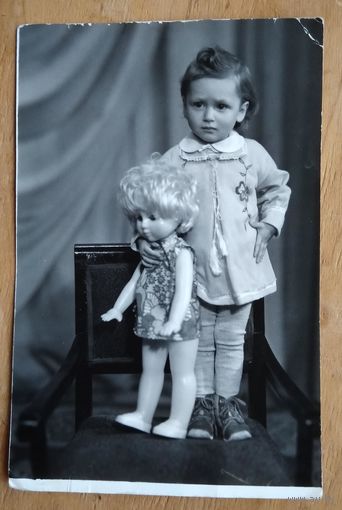 Фото девочки с куклой. 1960-70-е. 12х17 см.