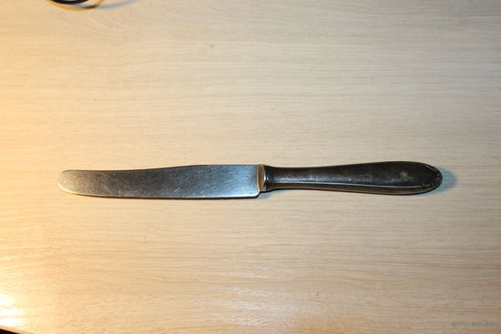 Металлический нож с посеребрённой ручкой, длина 21.3 см., клеймо 90.