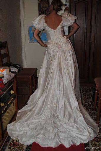 Английское свадебное платье с шикарнейшим шлейфом и приятнейшим кружевом шантильи,как новое,цвета айвори,на рост-160-р.42-44!