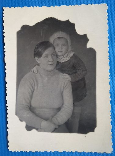 Фото женщины с ребенком. 1942 г. Иркутск.