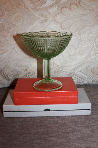 Стеклянная вазочка для варенья, конфет времён СССР, высота 14 см., без сколов и трещин.