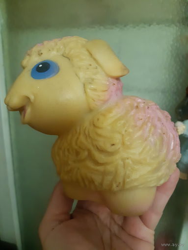 Резиновая игрушка овечка барашек.