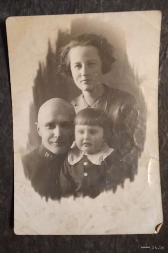 Фото военного с семьей. 1935 г. 9х13 см