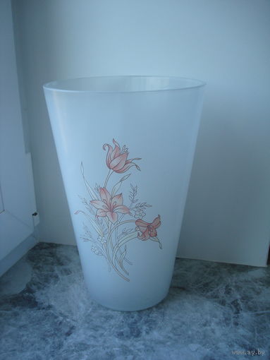 Большая ваза матового стекла с цветочным  рисунком - высотой 25см.