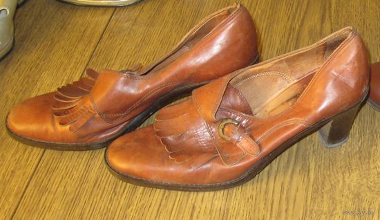 Туфли  женские импортные коричневые  б-у 37 размер. Каблук 6 см.