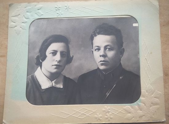 Фото мл.лейтенанта с женщиной. Смоленск. 1930 г. 23.5х29.5 см. Со старинным паспарту 31х39 см.