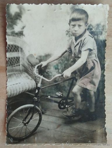 Фото ребенка на велосипеде. 1950-е. 8х11 см