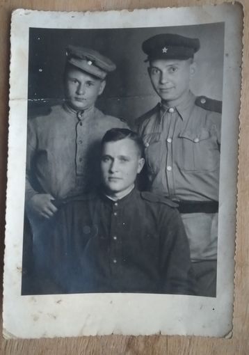 Фото трех солдат. 11х15.5 см