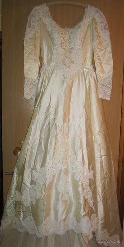 Платье свадебное с шикарным шлейфом, р.44. Винтаж. Ваша цена!