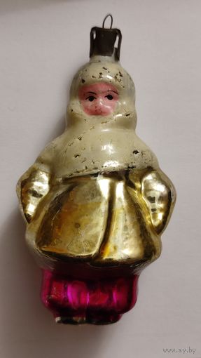 Ёлочная игрушка девочка в шубке и платке.