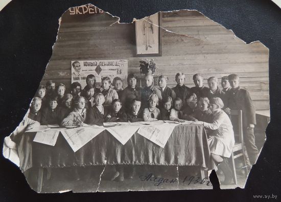 Фото "Школа поселка золотого прииска Незаметный, 1936 г." (с 1939 г. г. Алдан, Якутия), дети переселенцев из Беларуси