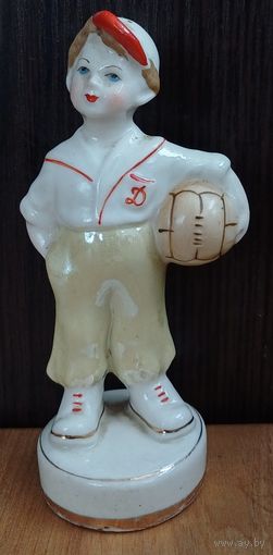 Фарфоровая статуэтка юный футболист