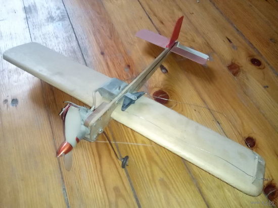 Кордовая модель самолета с керосиновым двигателем