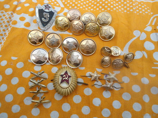 Сборный лот (пуговицы, эмблемы, кокарда и знак класности) из СССР