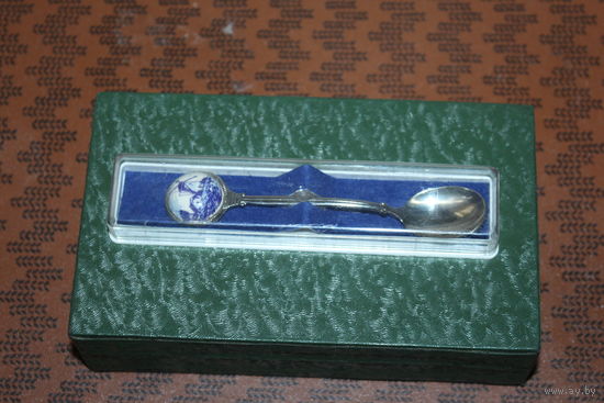 Металлическая, коллекционная ложечка с фарфоровой вставкой, в футляре,  длина 11.5 см.