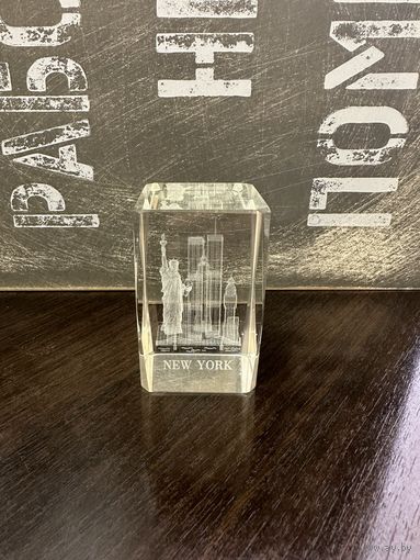 Куб стеклянный с лазерной гравировкой.