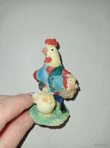 Петух, петушок с цыплятами. статуэтка. миниатюра