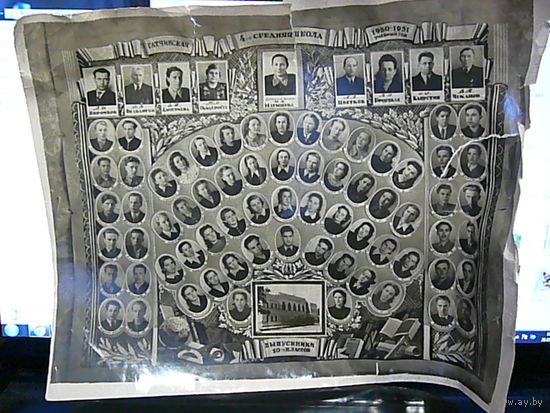 Выпускная фотография Гатчинской средней школы 1950-51 гг