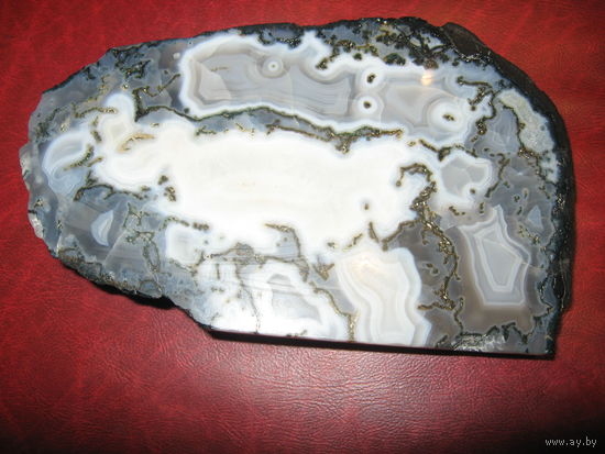 Полудрагоценный камень АГАТ ОБЛАЧНЫЙ с центральным облаком в виде России и Беларуси (размер 135 х 84 х 16 мм
