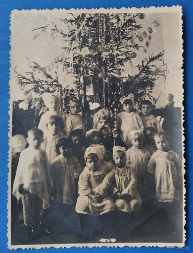 Фото детей у елки. 1951 г. 8х11 см.