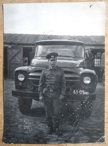 Фото солдата возле автомобиля. 8.5х12 см.