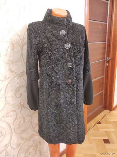 Стильное пальто от Liu Jo на 42-44 размер, оригинал. Пальто не носила, покупала за границей. Состояние идеальное, бирка внутри пальто срезана, по размеру 42-44, возможно на 46 на небольшую грудь.