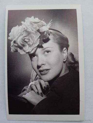 Шляпки. Модель в уборе из шелковых роз, Нью-Йорк, 1947