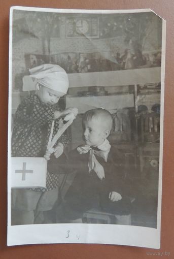 Фото "Оказание первой медицинской помощи", 1951 г., СССР