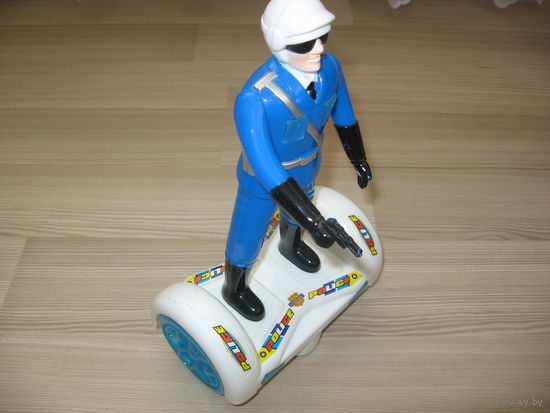 Полицейский, игрушка,с музыкальным  эффектом,б/у,на батарейках, ездит, в отличном состоянии. Размер ( 27 см  х 16 см)
