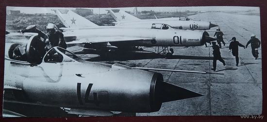 По самолетам! Военные маневры "Днепр". Фото 1967 г. 10х22.5 см.